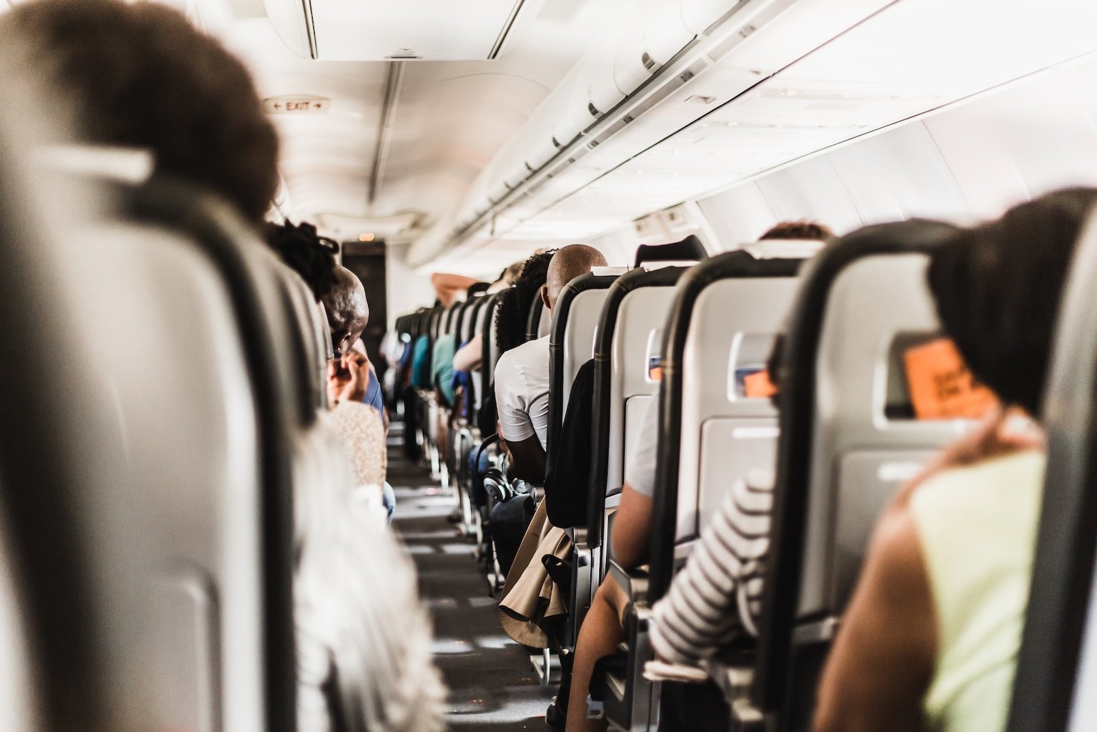pessoas sentadas dentro de um avião