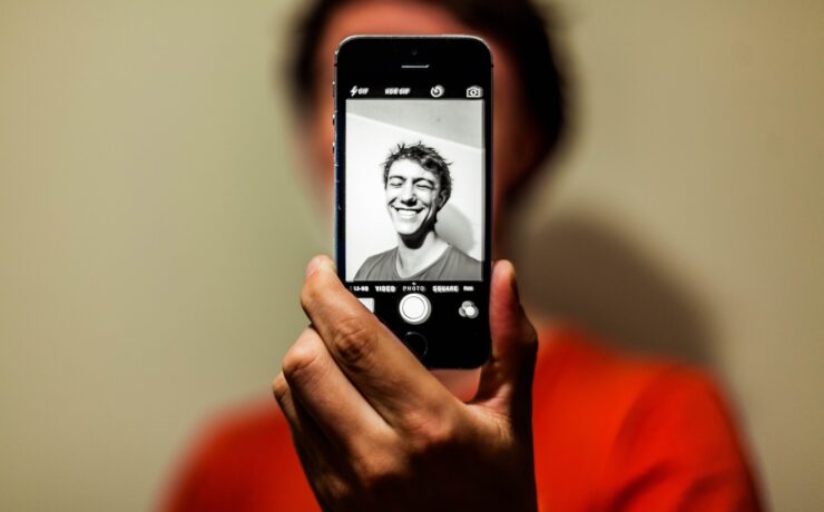 ragazzo uomo foto sorriso smartphone foto selfie