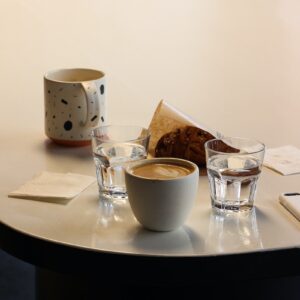 tasse en céramique blanche, verres à eau, tasse en céramique, serviettes