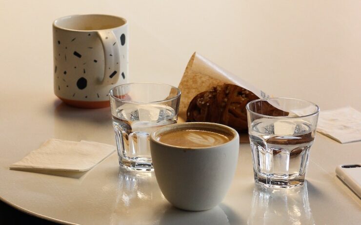 tasse en céramique blanche, verres à eau, tasse en céramique, serviettes