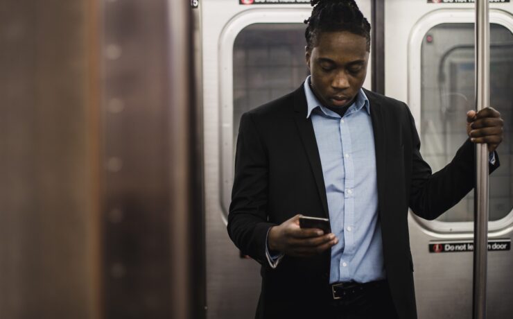 Homme au téléphone portable dans le métro