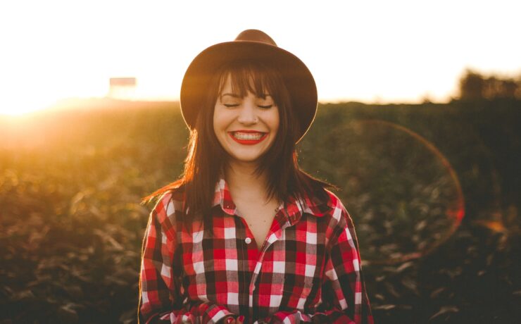 photographie de l'heure d'or d'une femme en chemise à carreaux rouge et blanc