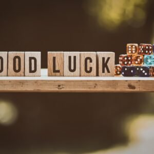 petits cubes en bois contenant des lettres qui forment les mots BONNE CHANCE et placés à côté des dés