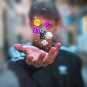 Gros plan d'une main lançant des dés colorés en l'air