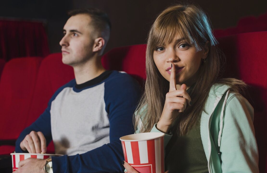 La fille qui fait taire le cinéma, les copins