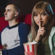 La fille qui fait taire le cinéma, les copins