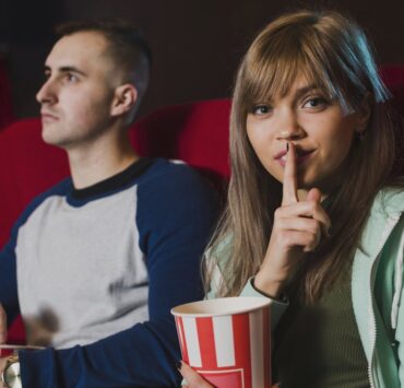 La fille qui fait taire le cinéma, les copins