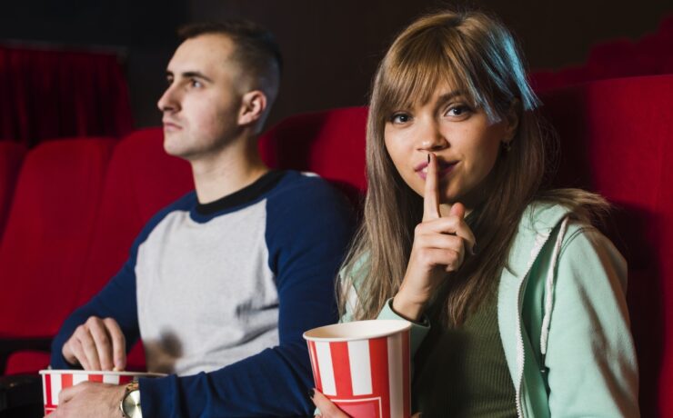 Une fille fait taire le silence au cinéma avec un garçon