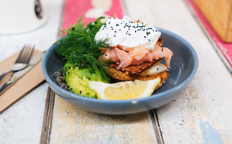 assiette en céramique bleue avec des aliments cuits