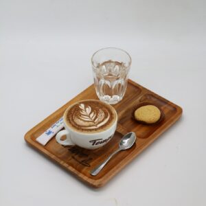 plateau avec café, verre d'eau, biscuit, cuillère, sucre