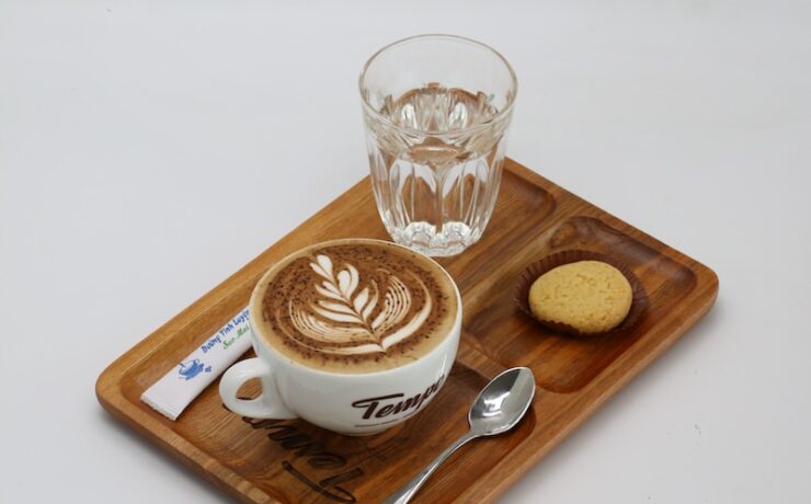 plateau avec café, verre d'eau, biscuit, cuillère, sucre