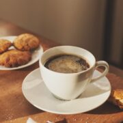 une tasse de café, des biscuits, un verre d'eau