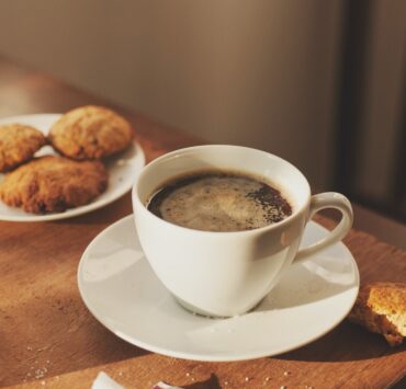 une tasse de café, des biscuits, un verre d'eau