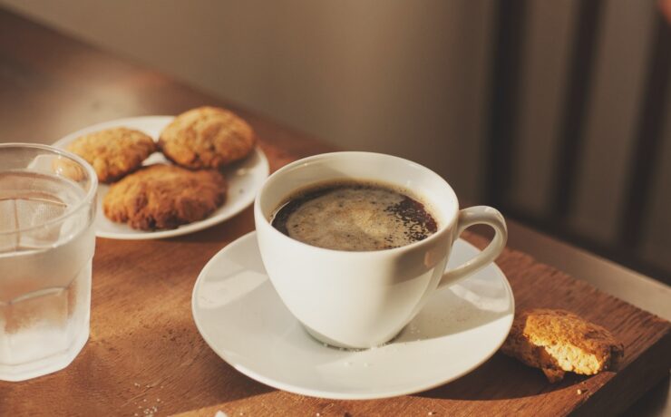 une tasse de café, des biscuits, un verre d'eau