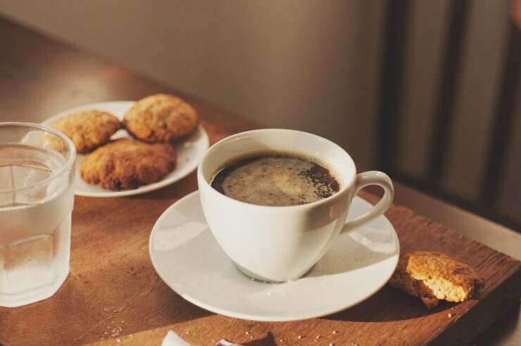 une tasse de café, des biscuits, un verre d'eau