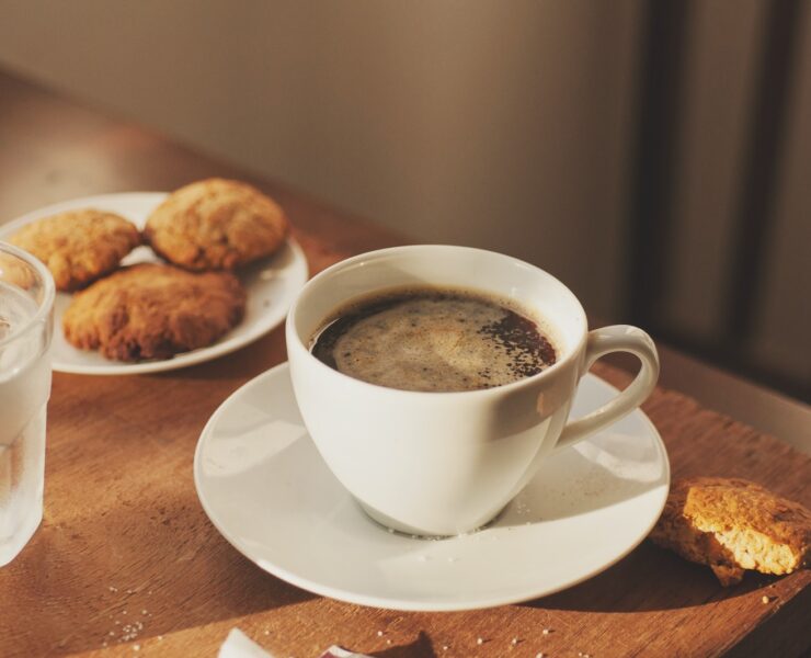 une tasse de café, des biscuits, un verre d'eau