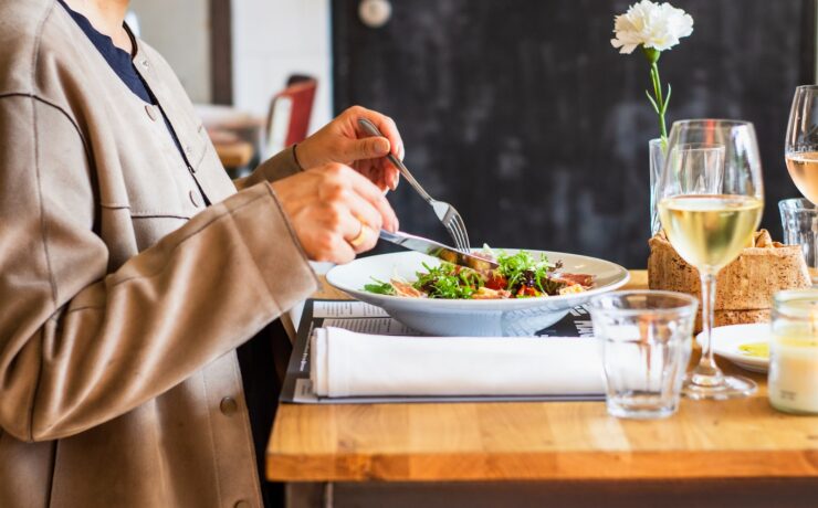 personne assise mangeant une assiette de salade