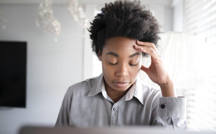 Fille fatiguée au bureau devant l'ordinateur