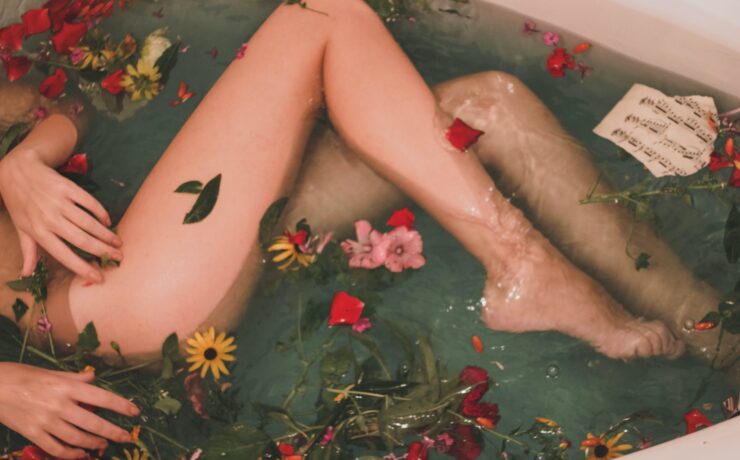 baignoire avec eau et fleurs