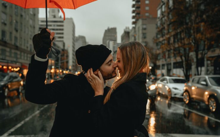 Couple s'embrassant sous la pluie