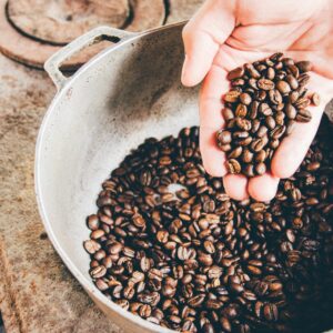 main tenant des grains de café