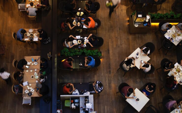 personnes assises à une table dans un restaurant