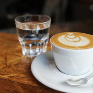 tasse en céramique blanche et verre d'eau