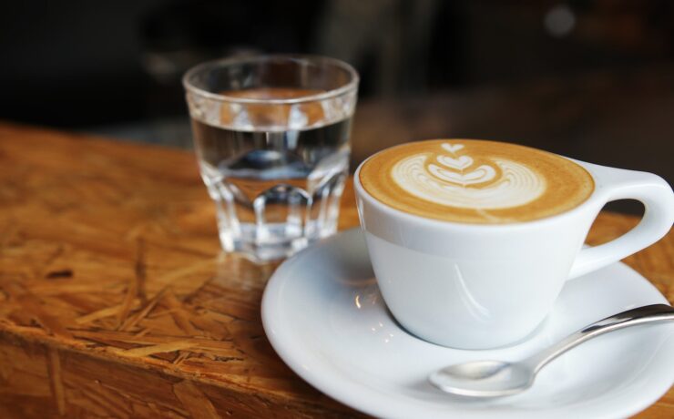 tasse en céramique blanche et verre d'eau