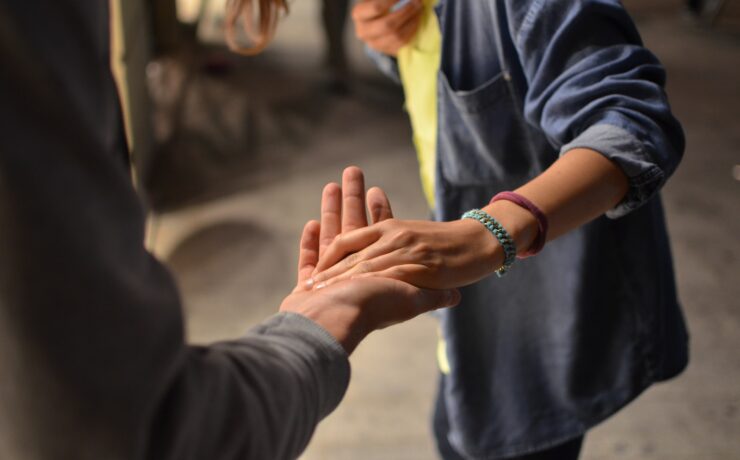 Poignée de main entre un homme et une femme