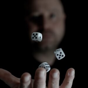 un homme lance des dés en l'air