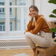 femme souriante dans le salon