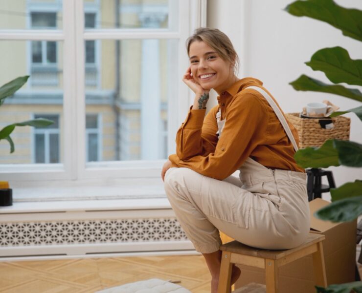 femme souriante dans le salon