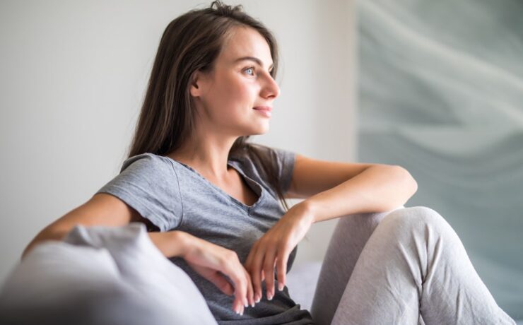 femme assise à penser