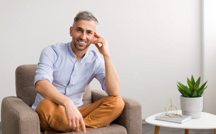 homme souriant sur le canapé