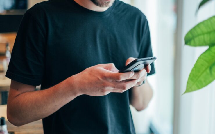 un homme utilisant un smartphone