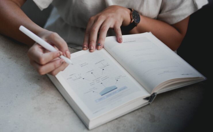 une personne qui écrit dans un journal