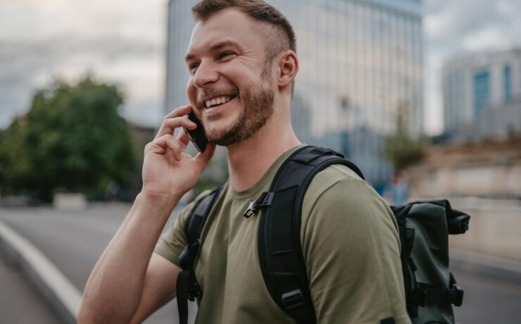 homme marchant au téléphone