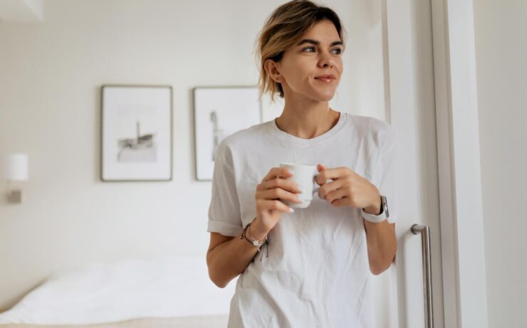 femme avec une tasse regardant