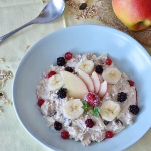 flocons d'avoine aux fruits avec banane, pomme et fruits rouges