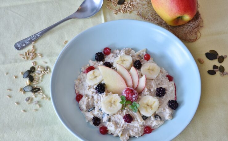 flocons d'avoine aux fruits avec banane, pomme et fruits rouges