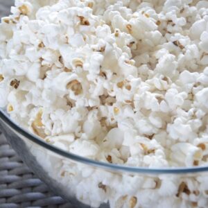 pop-corn dans un bocal en verre