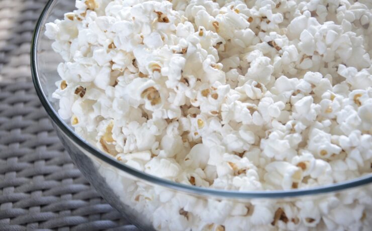 pop-corn dans un bocal en verre