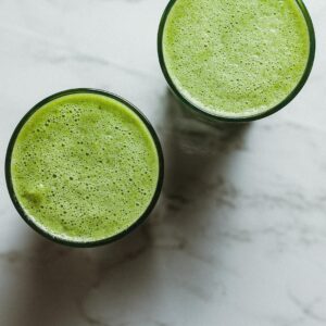 deux verres de smoothie vert