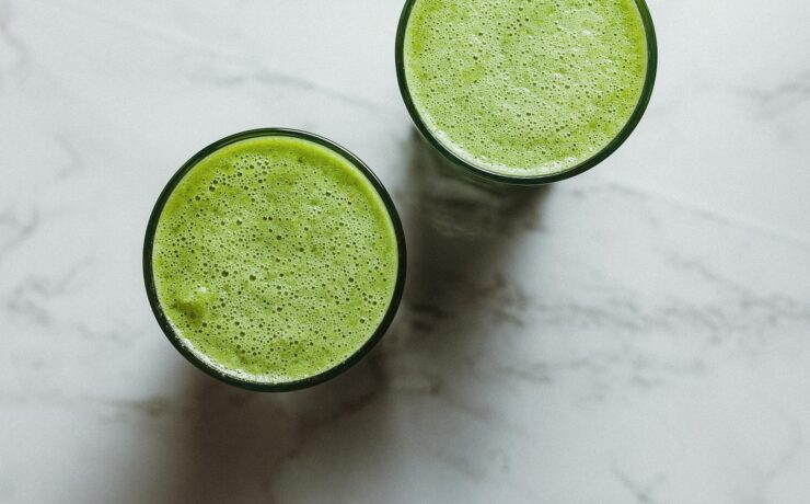 deux verres de smoothie vert