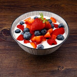 bol avec yaourt et fraises et framboises et myrtilles